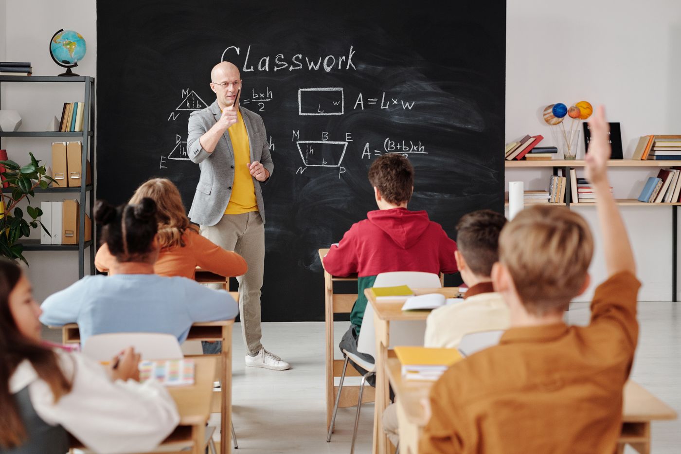 Docente frente a su clase en un colegio